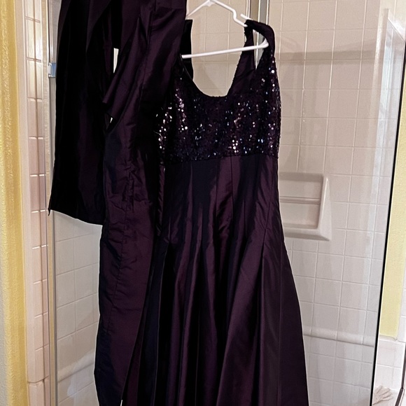 A Calvin Klein Event Dress. That’s never been wore - Picture 1 of 4